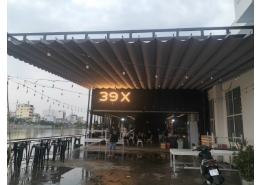 Thi công mái hiên mái xếp cho quán cafe của Mái xếp Hoàng Dương