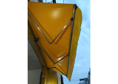 Mái hiên mái xếp nhà dân